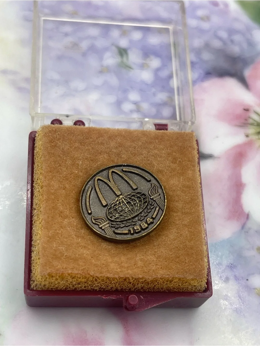 McDonald's‎ bronze-tone pin with gold arches 1984 no back
